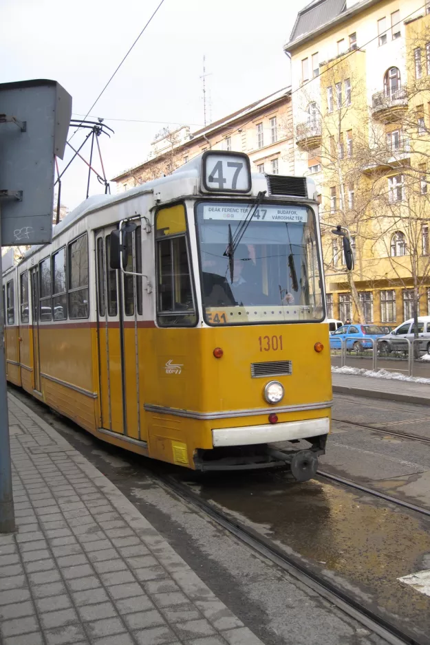 Budapest Straßenbahnlinie 47 mit Gelenkwagen 1301 auf Bartók Béla út (2013)
