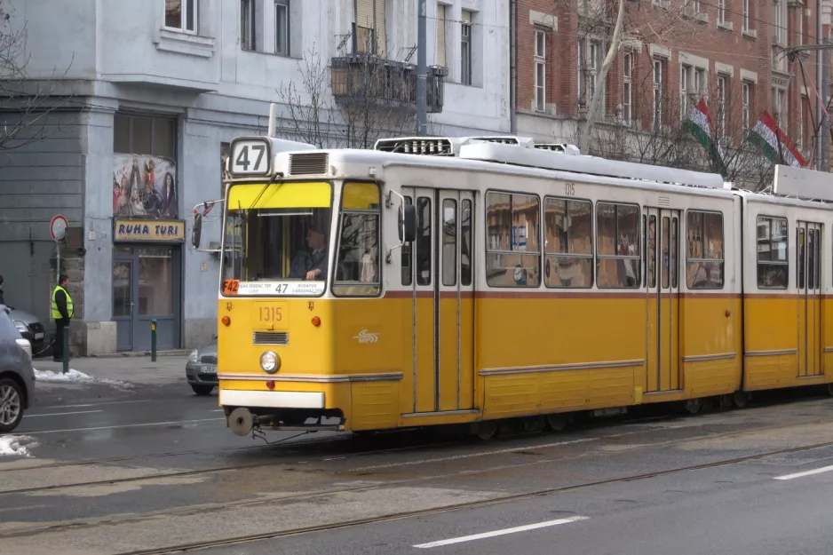 Budapest Straßenbahnlinie 47 mit Gelenkwagen 1315nah Gárdonyi tér (2013)