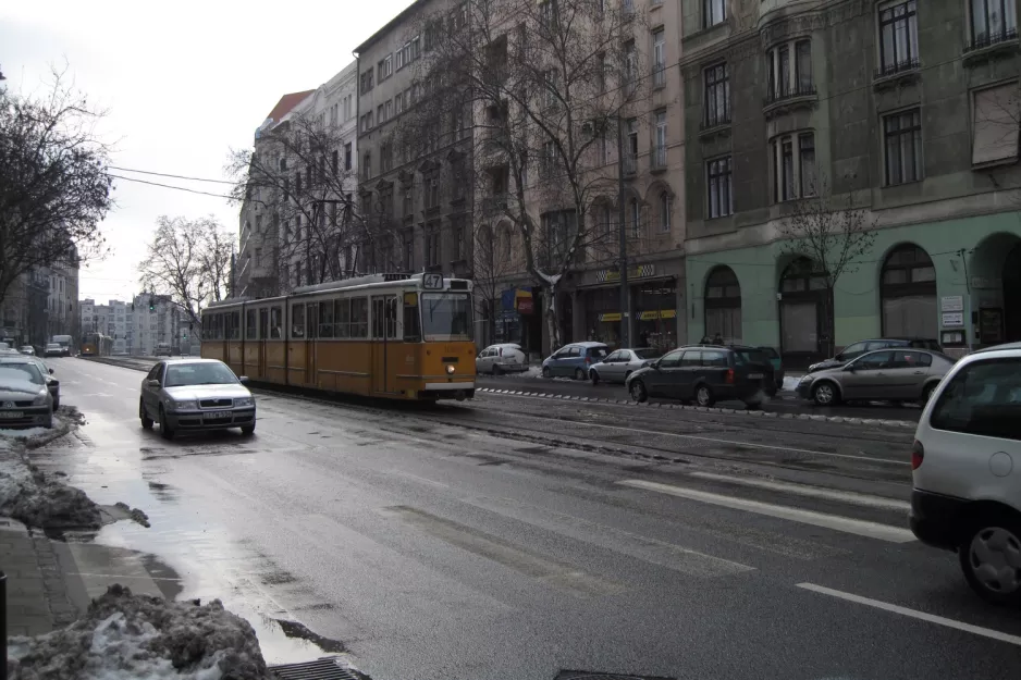 Budapest Straßenbahnlinie 47 mit Gelenkwagen 1430nah Gárdonyi tér (2013)