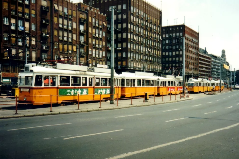 Budapest Straßenbahnlinie 47 mit Triebwagen 3420 am Deák Ferenc tér (1994)