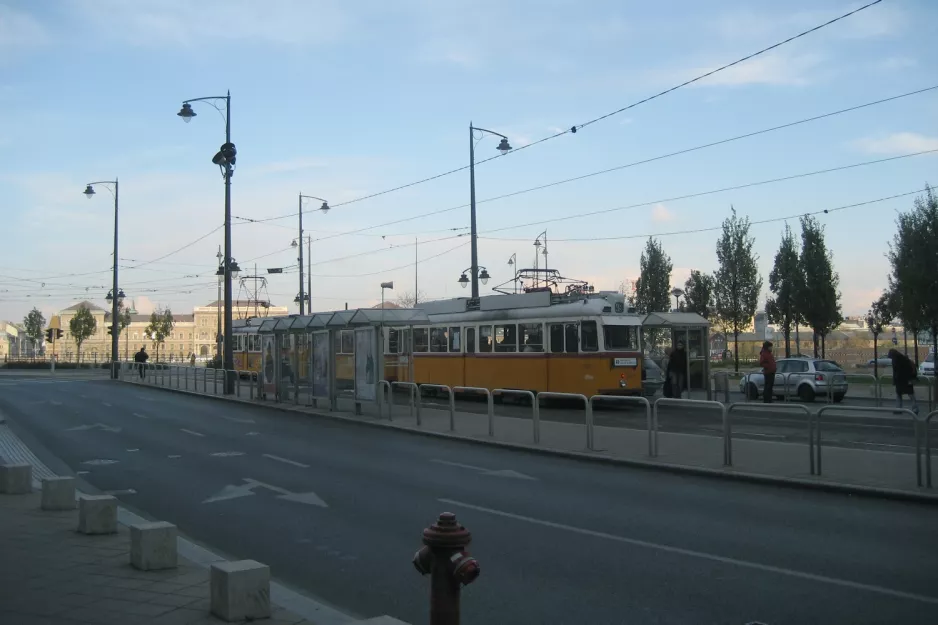 Budapest Straßenbahnlinie 49 mit Triebwagen 3366 nahe bei Szent Gellért tér - Műegyetem M (2006)