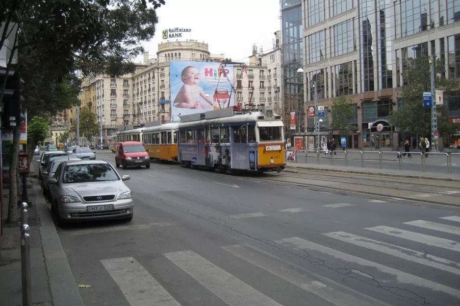 Budapest Straßenbahnlinie 49 mit Triebwagen 3802 auf Múzeum körút (2006)