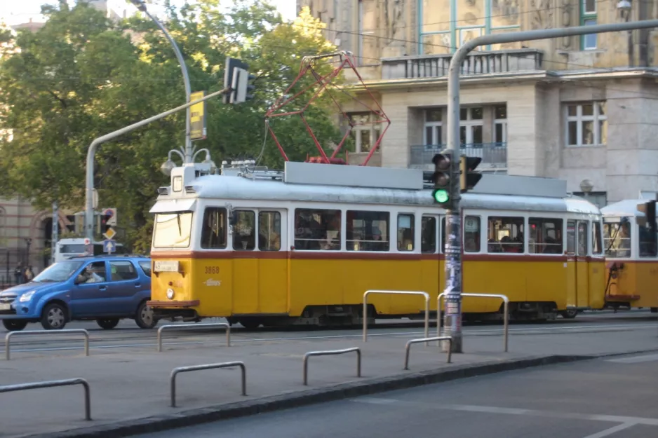 Budapest Straßenbahnlinie 49 mit Triebwagen 3868 am Deák Ferenc tér (2006)