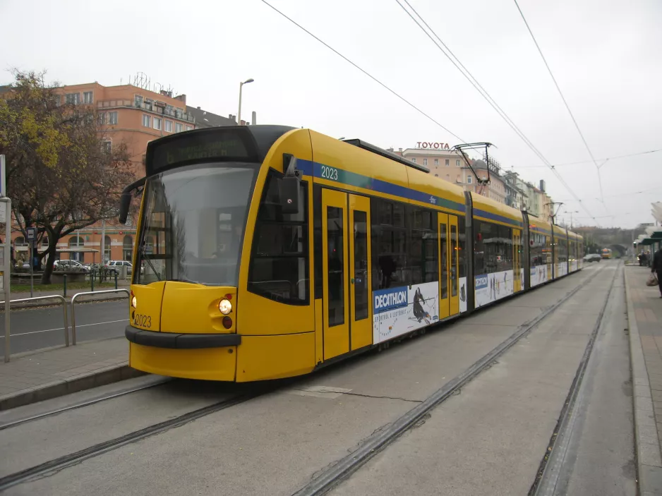 Budapest Straßenbahnlinie 6 mit Niederflurgelenkwagen 2023 auf Széna tér (2014)