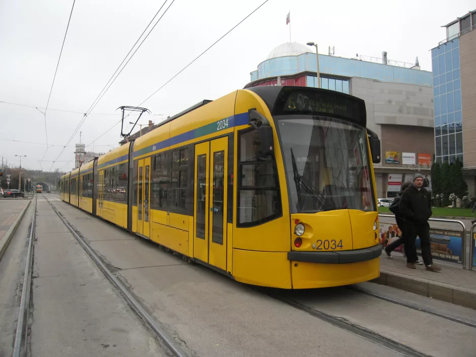 Budapest Straßenbahnlinie 6 mit Niederflurgelenkwagen 2034 am Széna tér (2014)