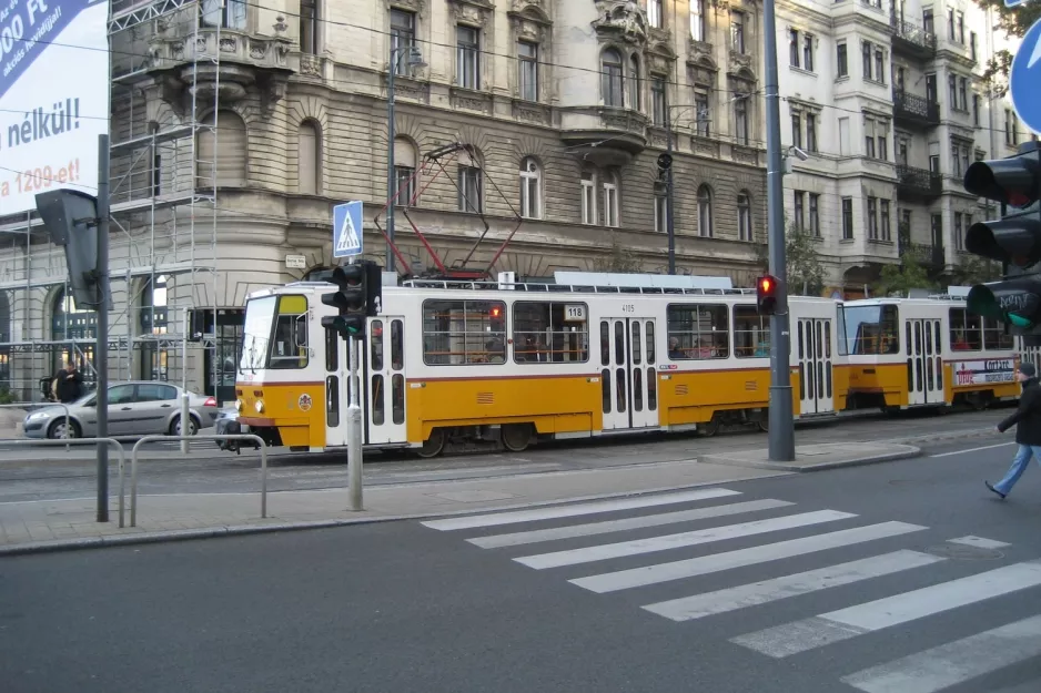 Budapest Zusätzliche Linie 118 mit Triebwagen 4105 auf Károly körút (2006)