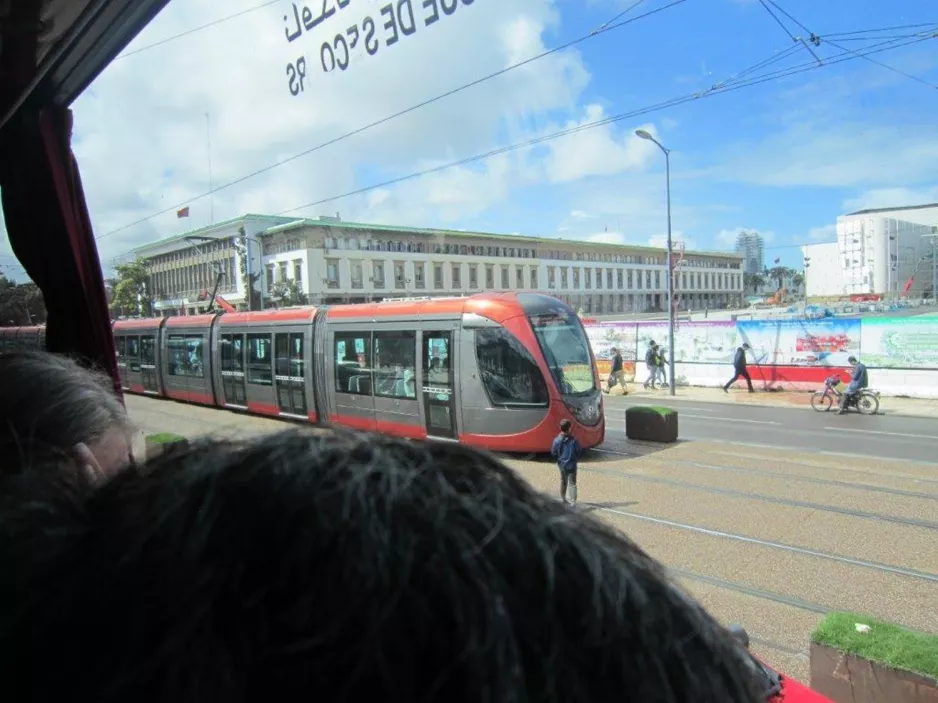 Casablanca Straßenbahnlinie T1 am Mohamed Diouri von hinten gesehen (2018)