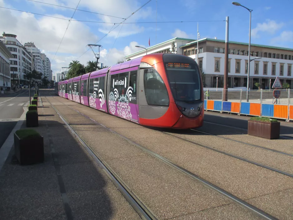 Casablanca Straßenbahnlinie T1 mit Niederflurgelenkwagen 017 auf Boulevard Hassan II (2018)