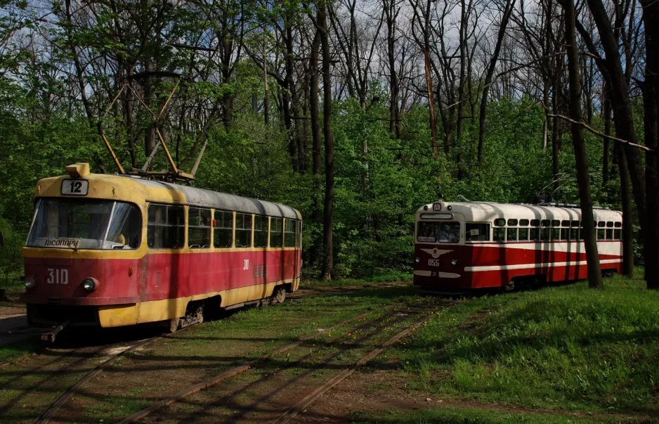 Charkiw Straßenbahnlinie 12 mit Triebwagen 310 am Lisopark (2011)