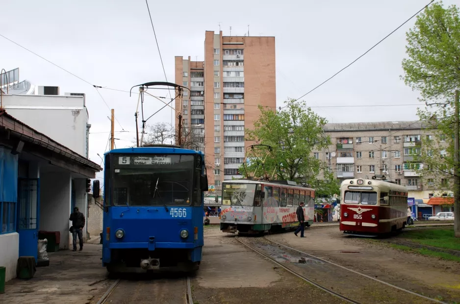 Charkiw Straßenbahnlinie 5 mit Triebwagen 4566 in der Kreuzung Haharina Avenue/Heriov Stalinhradu Avenue (2011)