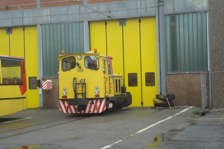 Charleroi Arbeitswagen 1203 vor Jumet (2014)