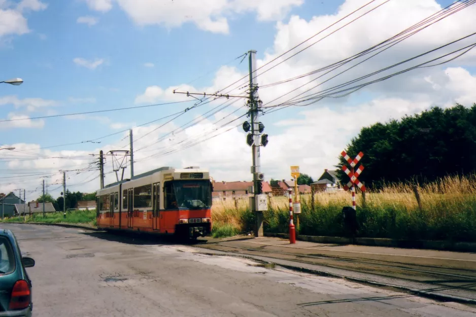 Charleroi Straßenbahnlinie M1 mit Gelenkwagen 6104 am Jonction (2007)