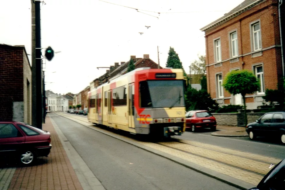 Charleroi Straßenbahnlinie M1 mit Gelenkwagen 7421 auf Rue Poul Jonson (2002)