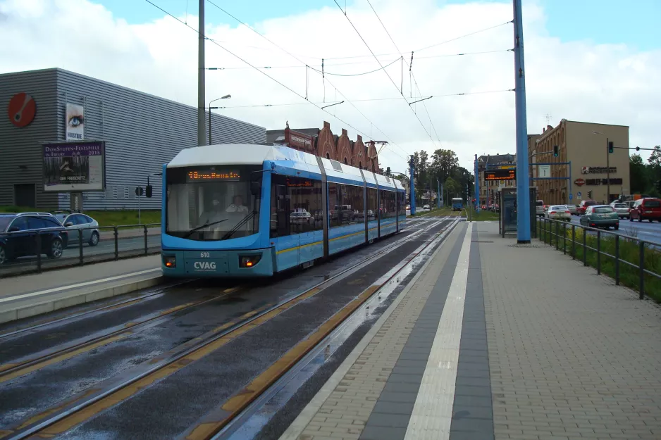 Chemnitz Straßenbahnlinie 1 mit Niederflurgelenkwagen 610 am Industrie-museum (2015)