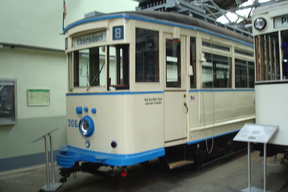 Chemnitz Triebwagen 306 im Straßenbahnmuseum (2015)