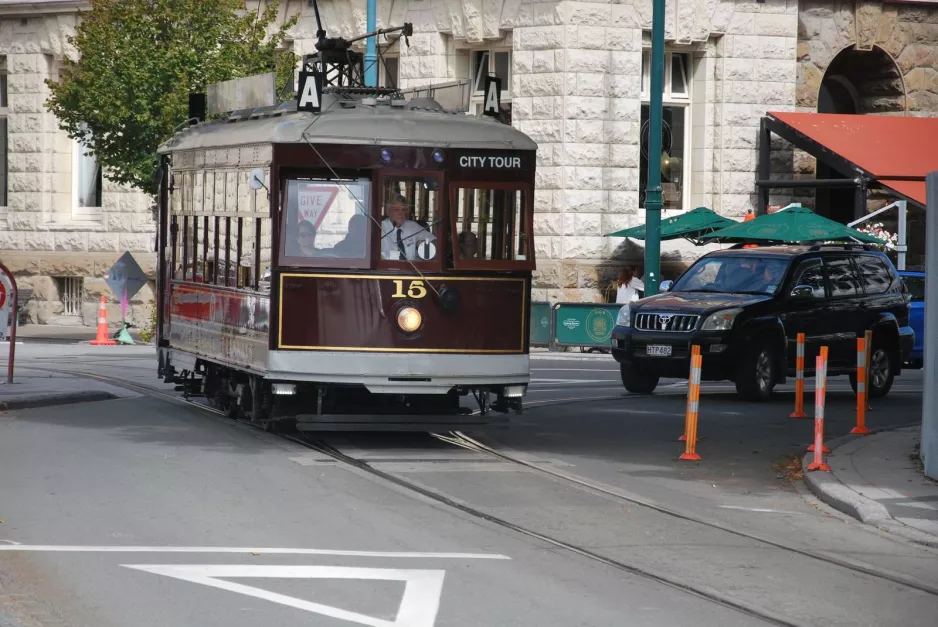 Christchurch Tramway line mit Triebwagen 15 auf Cathedral Square (2023)