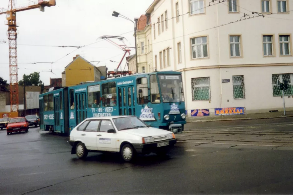 Cottbus Straßenbahnlinie 1 mit Gelenkwagen 7 auf Breitscheidplatz (1993)