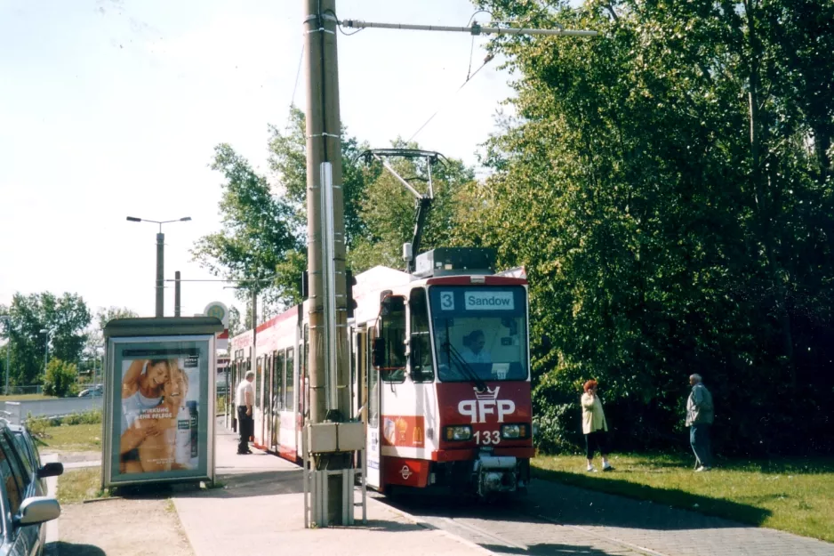 Cottbus Straßenbahnlinie 3 mit Gelenkwagen 133 am Sandow (2004)