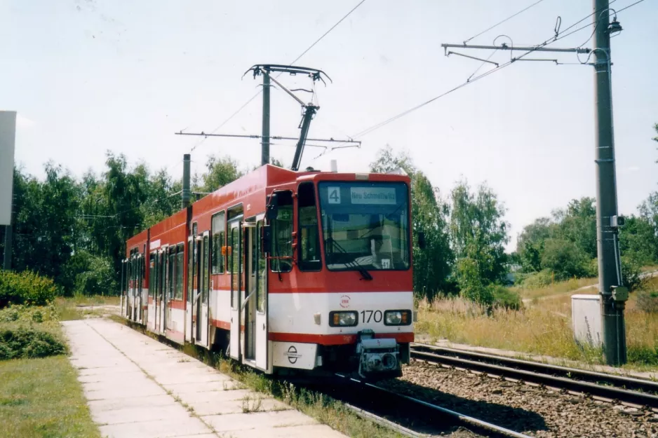 Cottbus Straßenbahnlinie 4 mit Gelenkwagen 170 am Neu Schmellwitz (2004)