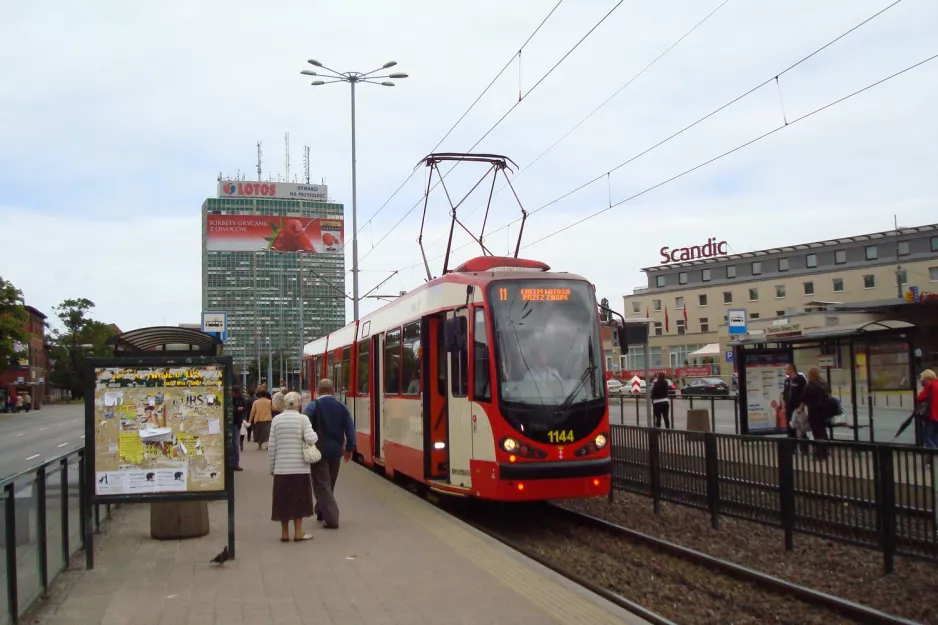 Danzig Straßenbahnlinie 11 mit Gelenkwagen 1144 am Dworzec Glówny Gdańsk (2011)