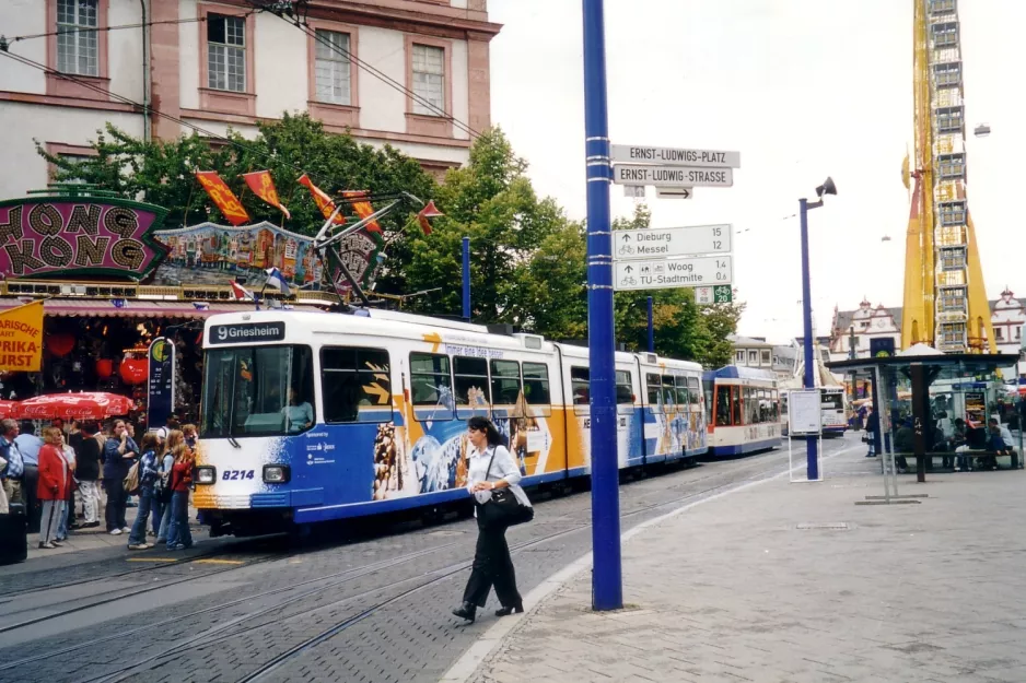 Darmstadt Straßenbahnlinie 9 mit Gelenkwagen 8212 am Schloss Darmstadt (2003)