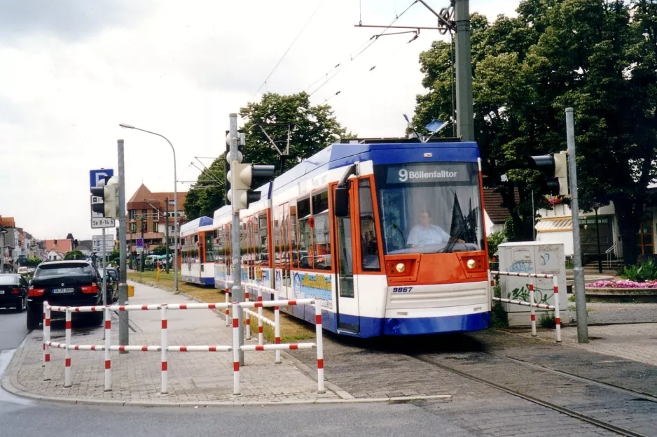 Darmstadt Straßenbahnlinie 9 mit Niederflurgelenkwagen 9867 auf Wilhelm-Leusschner Straße (2003)