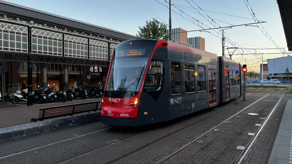 Den Haag Straßenbahnlinie 11 mit Niederflurgelenkwagen 5015 vor Station Hollands Spoor (2022)