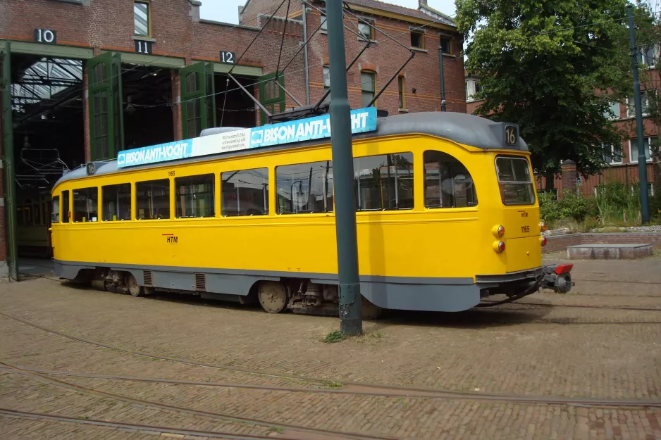 Den Haag Triebwagen 1165 auf dem Eingangsplatz Haags Openbaar Vervoer Museum (2014)