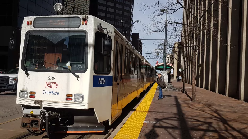 Denver Straßenbahnlinie D mit Gelenkwagen 338 am 18th / Stout (2020)