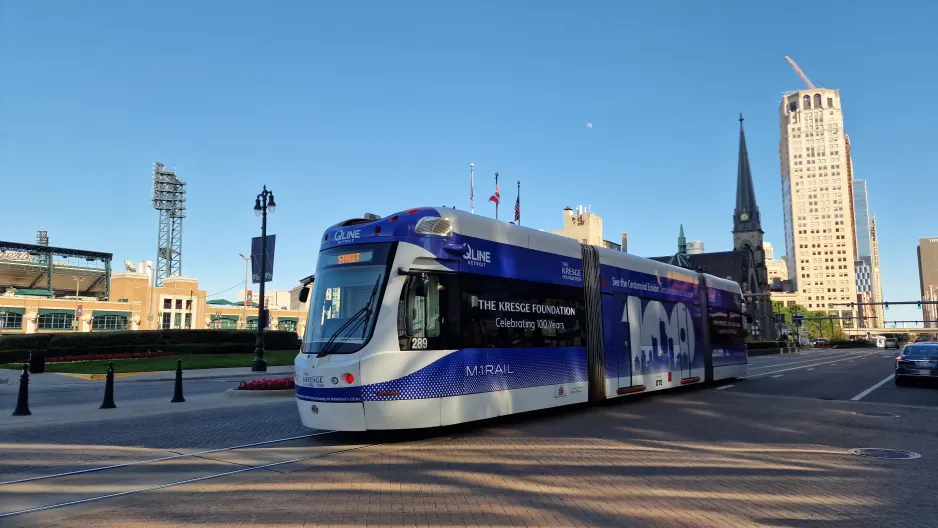 Detroit M-1 Rail mit Niederflurgelenkwagen 289nah Montcalm St (2024)