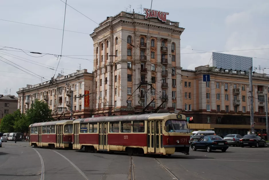 Dnipro Straßenbahnlinie 15 mit Triebwagen 1373nah Zaliznychnyi vokzal (2011)