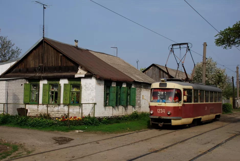 Dnipro Straßenbahnlinie 9 mit Triebwagen 1234 auf Tramvaina Street (2011)