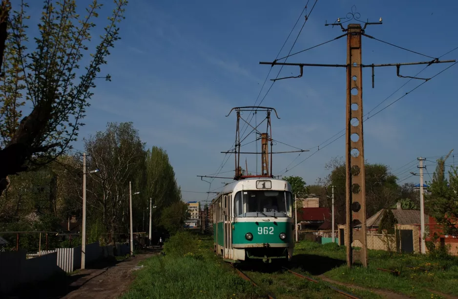 Donezk Straßenbahnlinie 1 mit Triebwagen 962 auf Putylivs'ka Street (2011)
