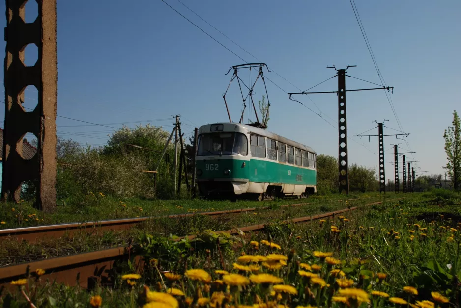 Donezk Straßenbahnlinie 1 mit Triebwagen 962nah Postysheva Street (2011)