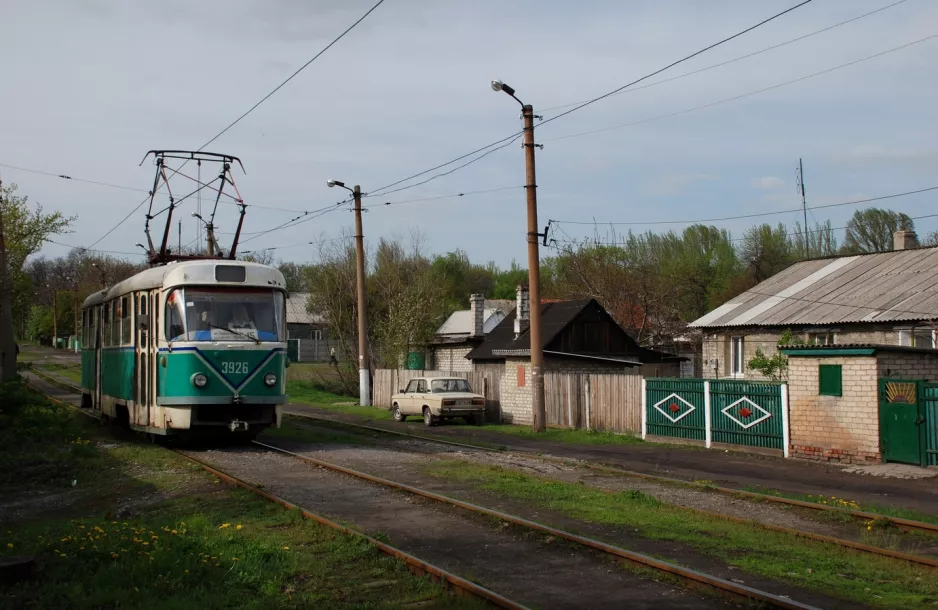 Donezk Straßenbahnlinie 15 mit Triebwagen 3926 am Stanochna St (2011)