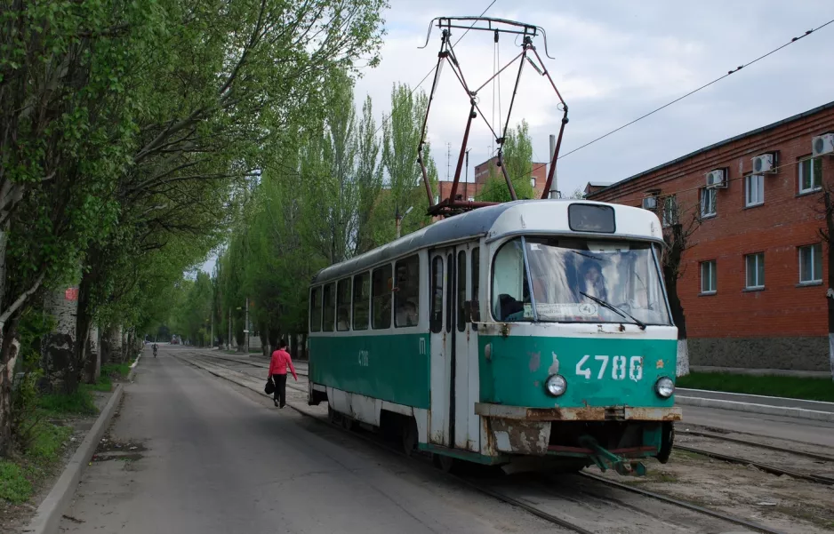 Donezk Straßenbahnlinie 4 mit Triebwagen 4786 auf Profesoriv Bohoslavs'kykh Street (2011)