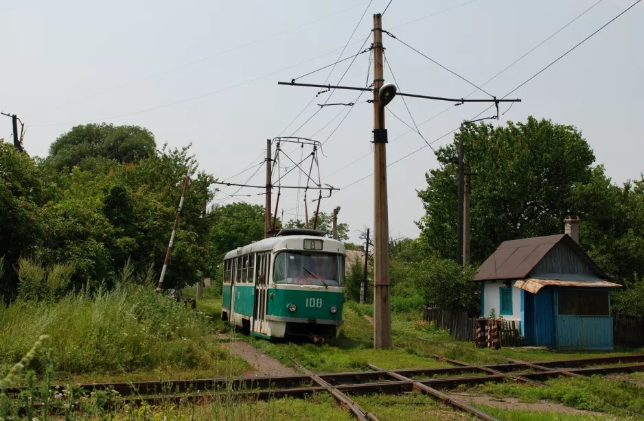 Donezk Straßenbahnlinie 8 mit Triebwagen 108 auf Pohodina Street (2012)