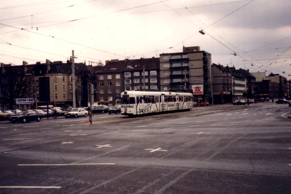 Dortmund Straßenbahnlinie 402 mit Gelenkwagen 24 auf Brüderweg (1988)