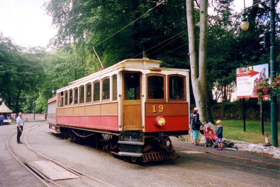 Douglas, Isle of Man Manx Electric Railway mit Triebwagen 19 am Laxey (2006)