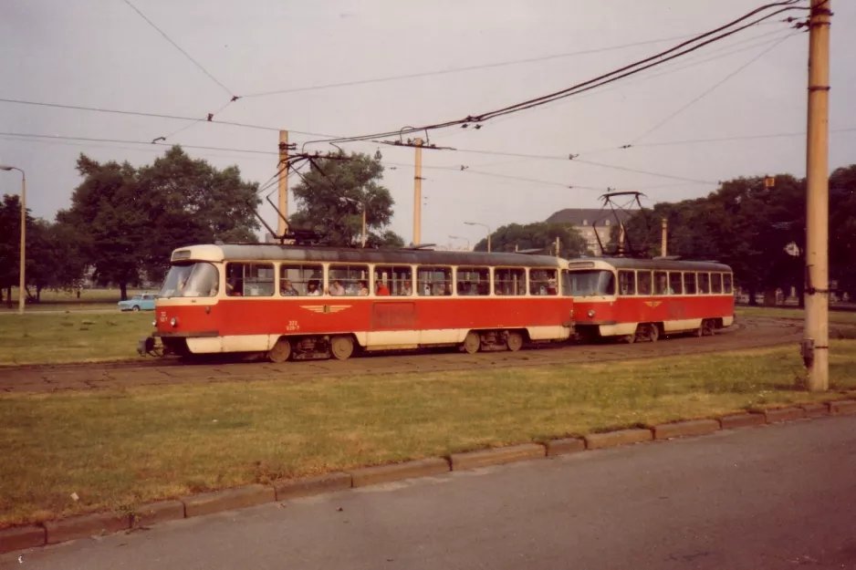 Dresden Straßenbahnlinie 11 mit Triebwagen 222 828-7 auf Waisenhausstraße (1983)