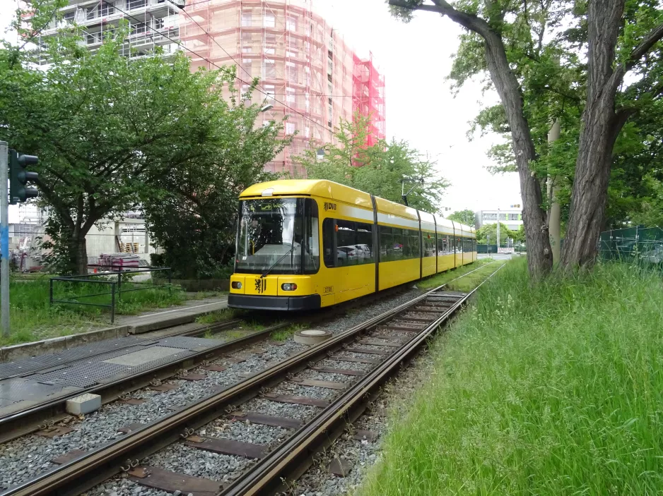 Dresden Straßenbahnlinie 4 mit Niederflurgelenkwagen 2708 am Straßburger Platz (2019)