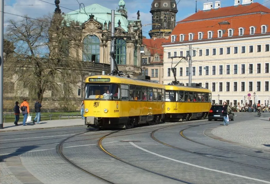 Dresden Straßenbahnlinie 4 mit Triebwagen 224 201 auf Postplatz (2007)