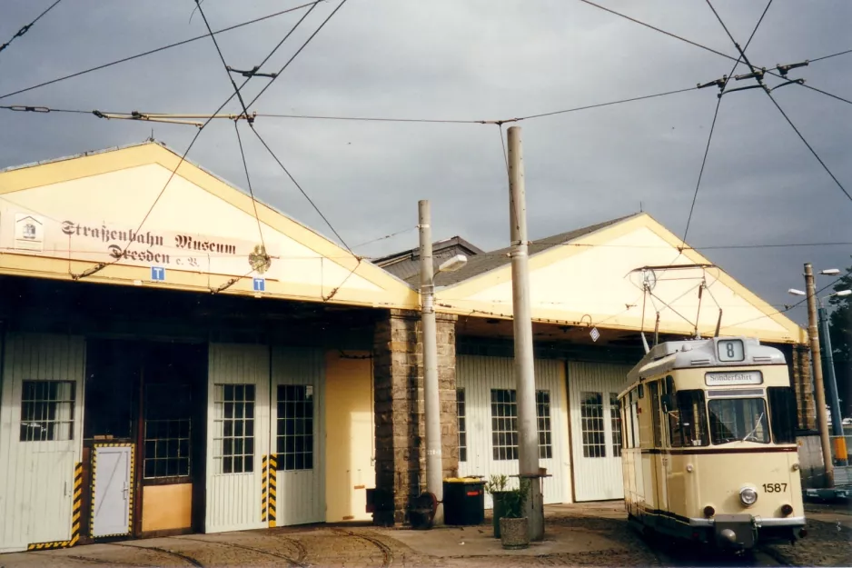 Dresden Triebwagen 1587 vor Straßenbahnmuseum (2002)