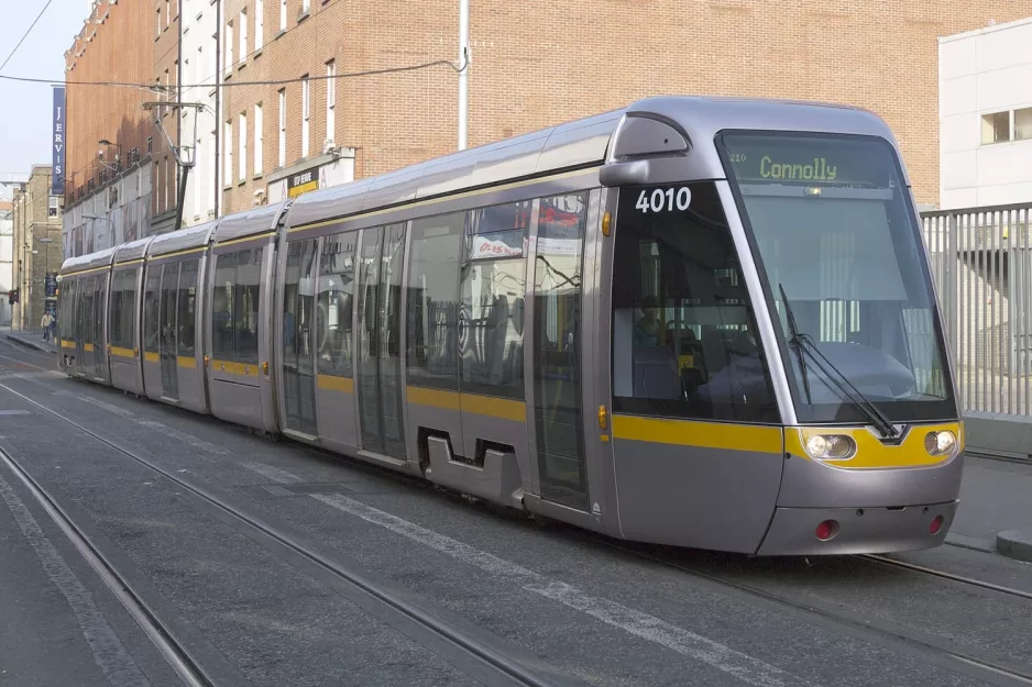 Dublin Linie Rot mit Niederflurgelenkwagen 4010 auf Jervis (2011)