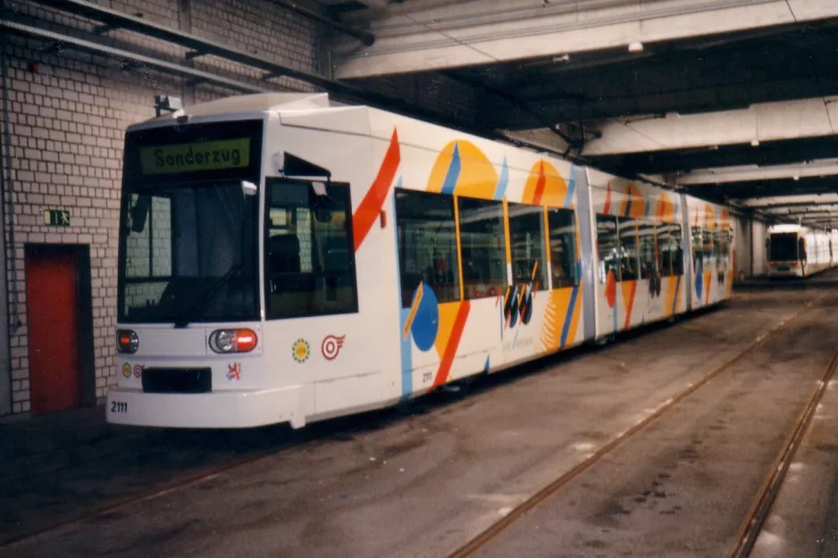 Düsseldorf Niederflurgelenkwagen 2111 im Depot Betriebshof Lierenfeld (1996)