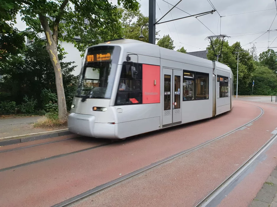 Düsseldorf Regionallinie U71 mit Niederflurgelenkwagen 3345nah Benrath S (2020)