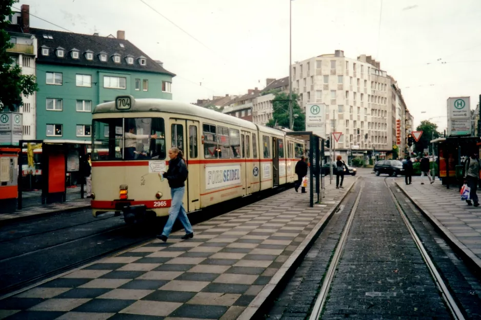 Düsseldorf Straßenbahnlinie 704 mit Gelenkwagen 2965 am Worringer Platz (2000)