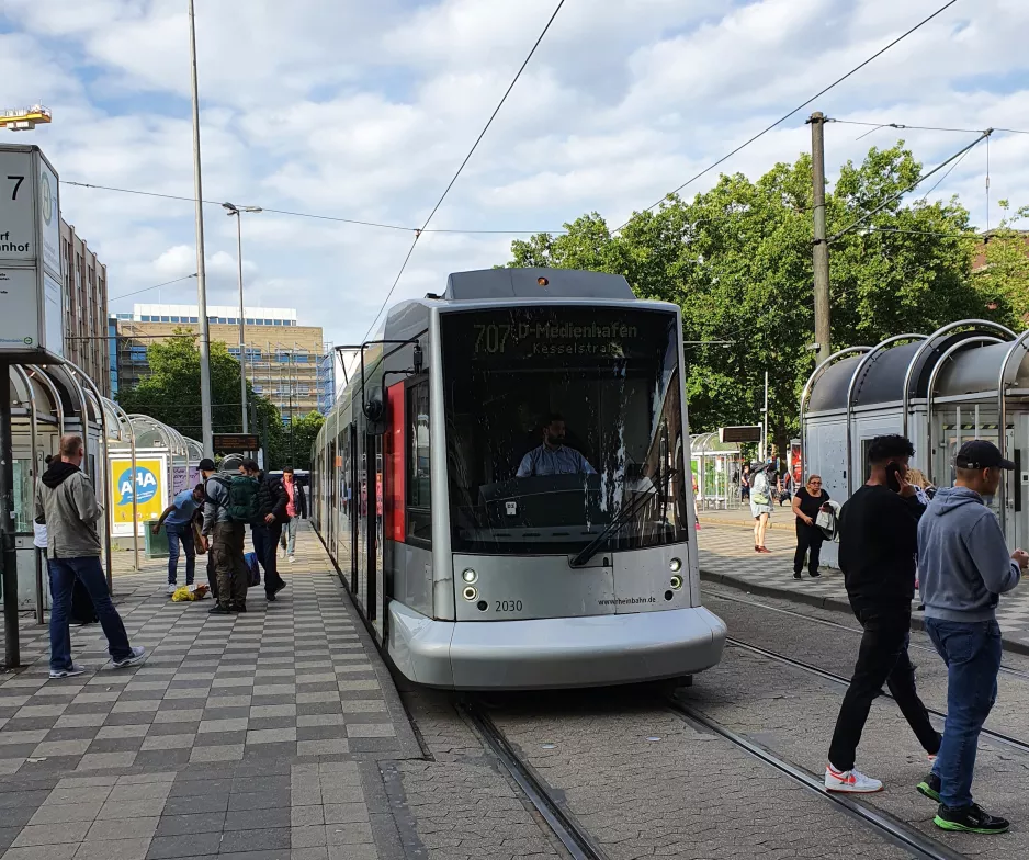 Düsseldorf Straßenbahnlinie 707 mit Niederflurgelenkwagen 2030 am Hauptbahnhof (2020)