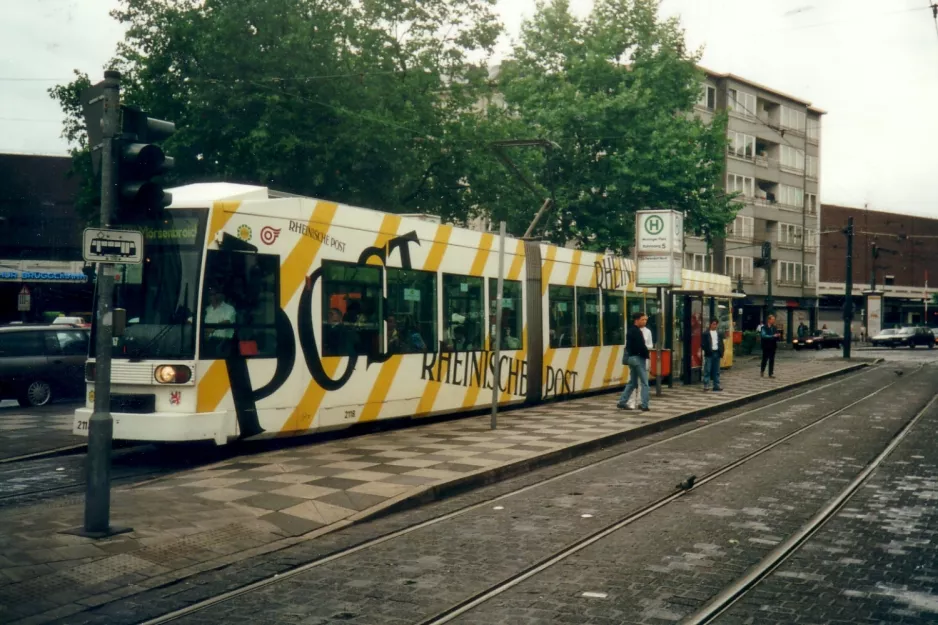 Düsseldorf Zusätzliche Linie 708 mit Niederflurgelenkwagen 2118 am Worringer Platz (2000)