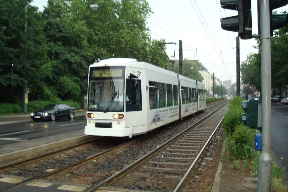 Düsseldorf Zusätzliche Linie 708 mit Niederflurgelenkwagen 2139 am Hansaplatz (2010)